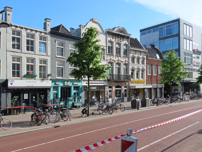 848981 Gezicht op de voorgevels van de panden Vredenburg 31 (links, Restaurant Kloek)-lager te Utrecht, met rechts ...